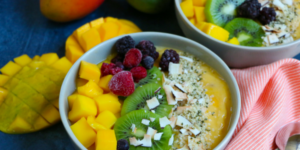 Tazón de frutas con mango, kiwi y bayas