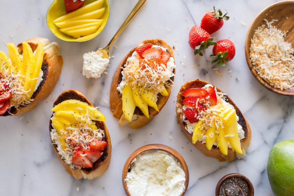 Tostada de fresa, canela, coco y mango