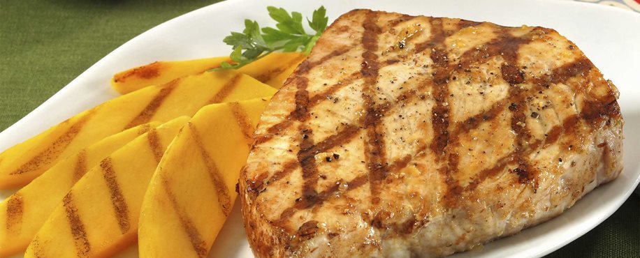 Pez espada a la parrilla con mango y lima