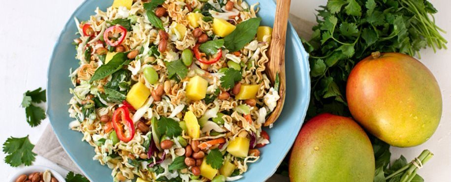 Ensalada crujiente de fideos ramen con mango