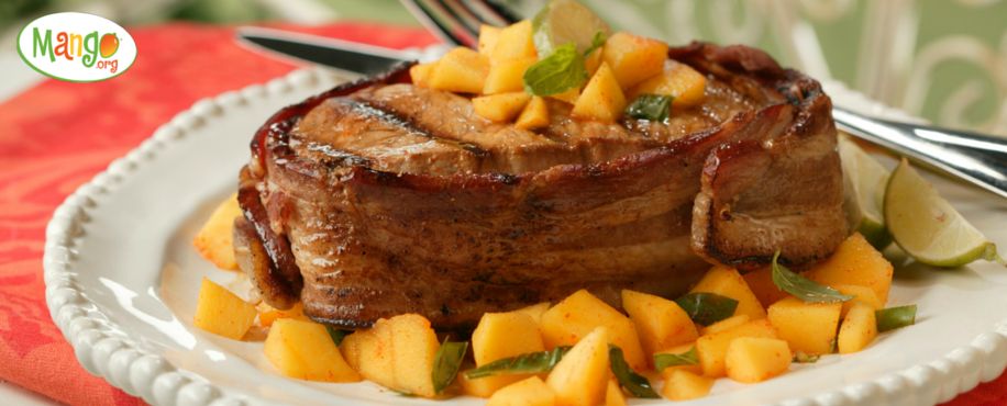 Cerdo envuelto en tocino con condimento picante de mango y albahaca
