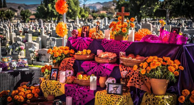 Un altar en un cementerio para el Día de los Muertos