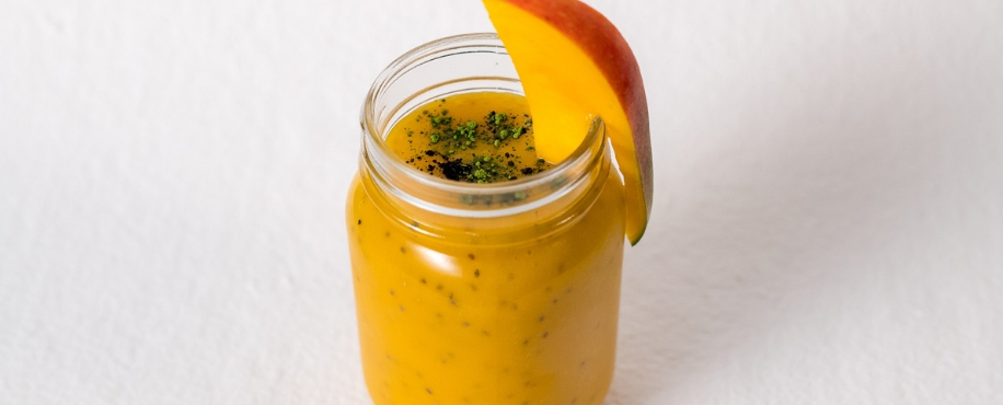 Mango Smoothie with Turmeric, Green Tea and Ginger